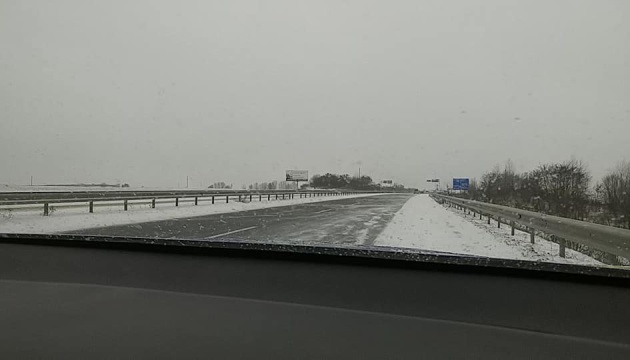 На дорозі Рівне-Львів можуть обмежити рух через снігопади 