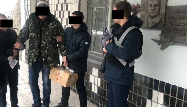 На запорізькому оборонному підприємстві спіймали хабарника На запорізькому оборонному підприємстві спіймали хабарника