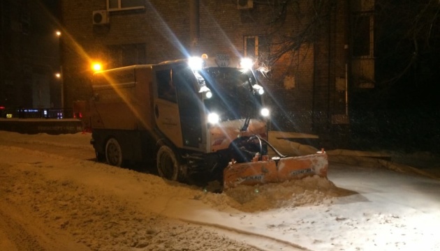 Комунальники показали, як цілодобово рятують Київ від снігу