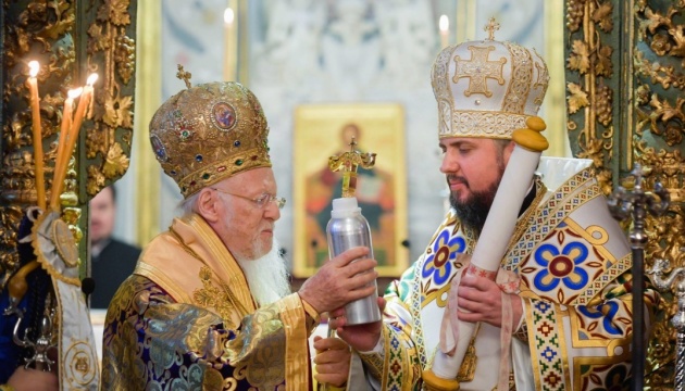 El Patriarca Ecuménico Bartolomé I entrega el Tomos a la Iglesia Ortodoxa de Ucrania
