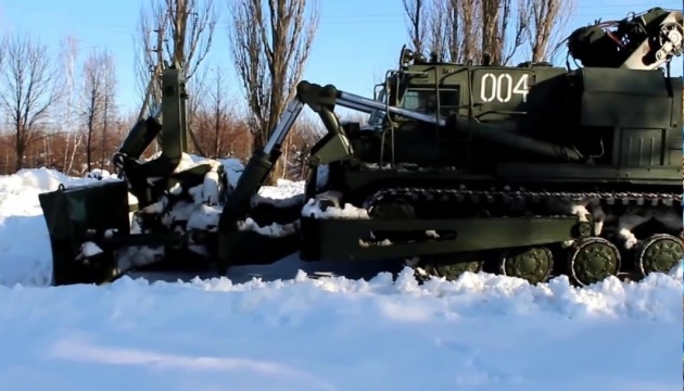  У Запорізькій області дороги від снігу розчищує інженерний танк