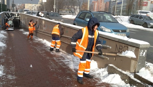 【写真】キーウ市、８日の雪かきのために、車両３８４台と雪かき班６５個が出動