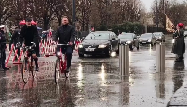 Посли Данії та Британії приїхали на дипломатичний прийом у Відні на велосипедах