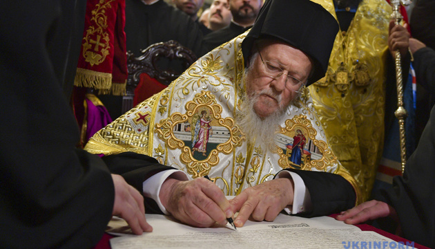 All members of Synod of Ecumenical Patriarchate sign Tomos for Ukraineâ€™s Orthodox Church