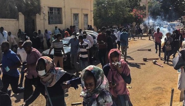 Суданська поліція розганяє протести сльозогінним газом, троє загиблих