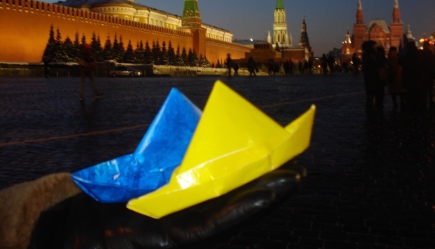 Біля Кремля з’явились жовті й блакитні кораблики на підтримку полонених моряків