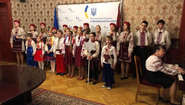 Учні української школи у Ризі завітали з щедрівками до українського посольства