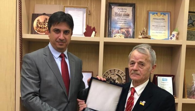 Джемілєв зустрівся із новим послом Туреччини в Україні Джемілєв зустрівся із новим послом Туреччини в Україні