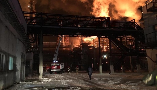 У Калуші спалахнула масштабна пожежа на заводі 