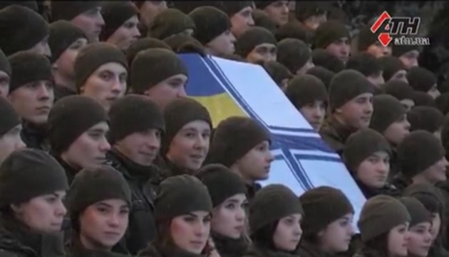 У Харкові курсанти влаштували флешмоб на підтримку українських моряків У Харкові курсанти влаштували флешмоб на підтримку українських моряків