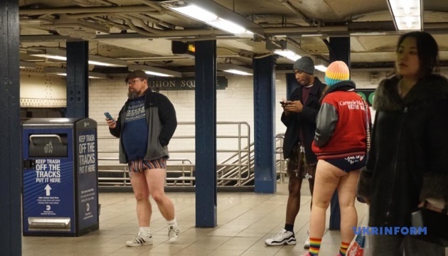 Близько тисячі ньюйоркців проїхалися у метро без штанів