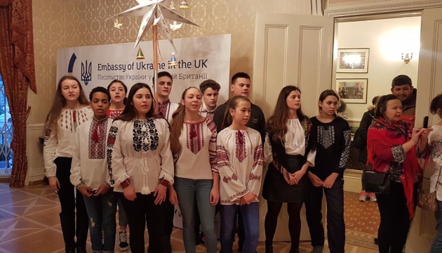 Пластуни Лондона передали Вифлеємський вогонь до Посольства України у Британії