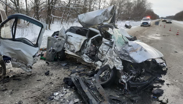 Зіткнення на Харківщині: рятувальники дістали з понівеченого авто трьох осіб
