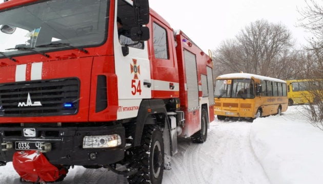 На Дніпропетровщині визволили із замету шкільний автобус з 20 учнями