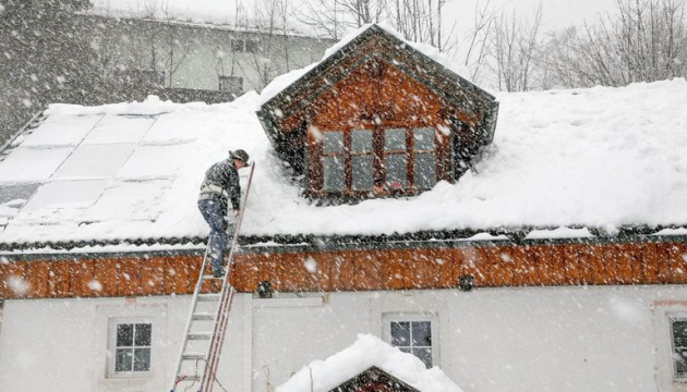 В Австрії чотирьох чоловіків засипало 6 метрів снігу, один помер