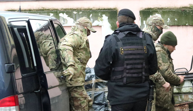 Суд РФ продовжив арешт вісьмом українським морякам