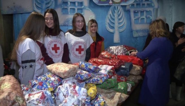 Діти зі Швеції передали подарунки для тернопільської малечі
