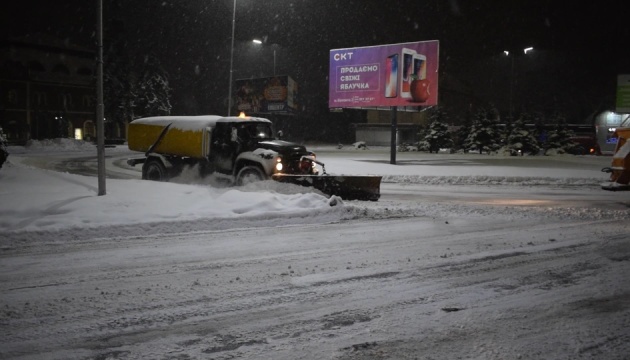 Снегопад в Ужгороде: как коммунальщики борются со стихией