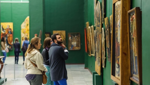 Київські музеї запрошують зробити селфі з їхніми експонатами