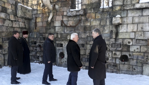 Президент у Борисполі вшанував пам'ять жертв тоталітарного режиму