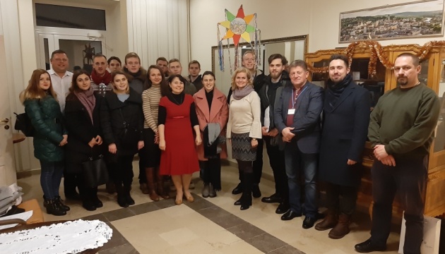 Українські студенти у Любліні завітали до Генконсульства з гучною різдвяною колядою