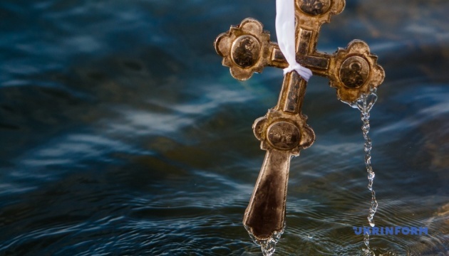 Водохреще-2019: як освячували воду та пірнали в ополонки Водохреще-2019: як освячували воду та пірнали в ополонки