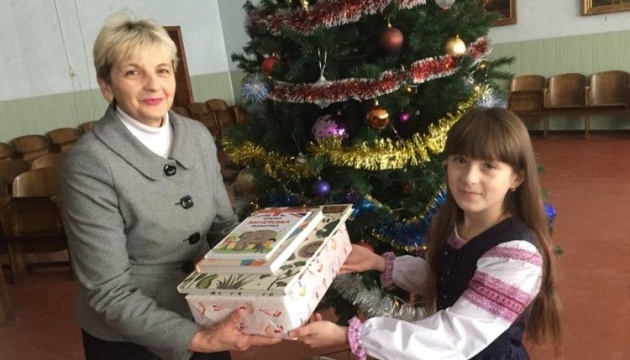 Українка зі США надіслала подарунки талановитим учням волинської школи