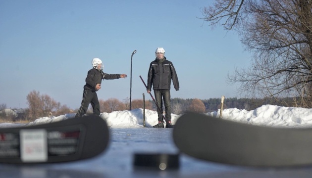 Порошенко подарував юними хокеїстами з Житомирщини екіпірування