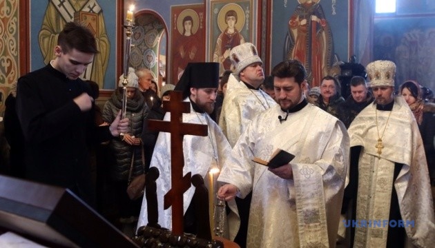 У Михайлівському соборі проходить панахида за загиблими “кіборгами” У Михайлівському соборі проходить панахида за загиблими “кіборгами”