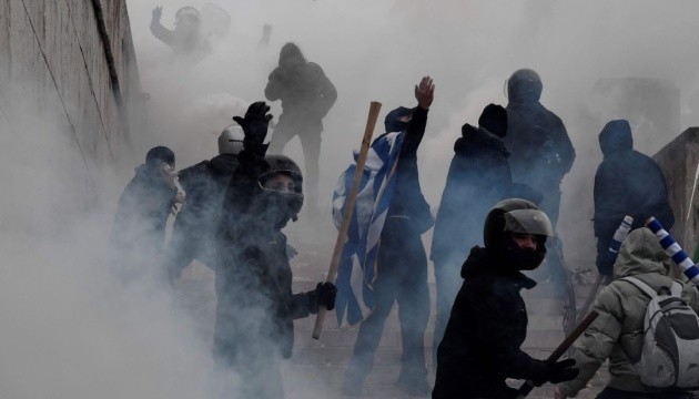 В Афінах поліція застосовує проти демонстрантів перцевий газ та кийки