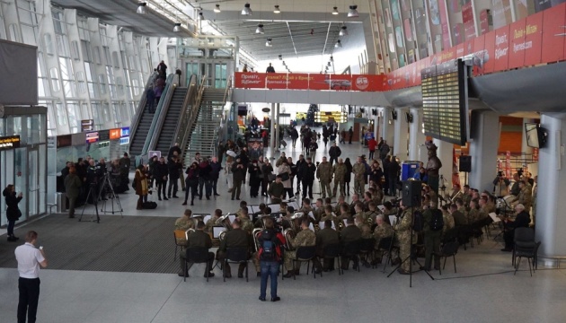 У Львівському аеропорту три військові оркестри дали концерт у пам'ять 