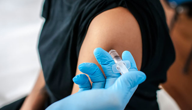 Более 3,7 миллиона украинцев получили две дозы COVID-вакцины