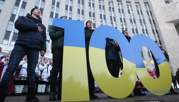 У День Соборності дніпряни створили живу мапу України та величезне серце