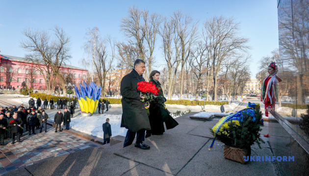 Президент з дружиною поклали квіти до пам'ятників Шевченку та Грушевському