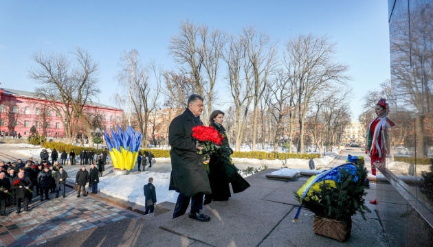 Präsident und seine Frau legen Blumen zu Denkmälern von Schewtschenko und Hruschewskyj nieder