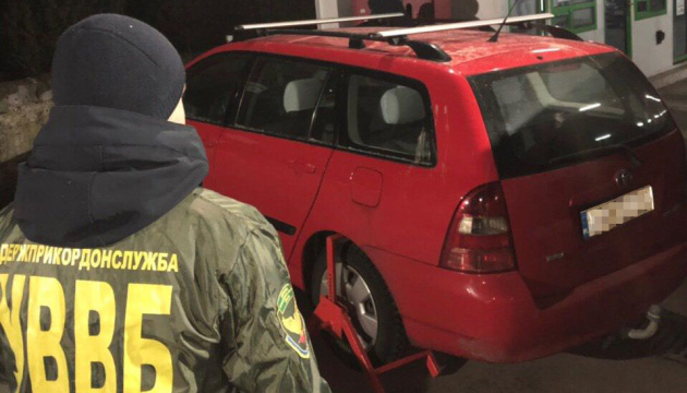 На Львівщині викрили схему незаконного ввезення авто в Україну