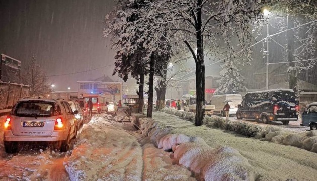 На головній трасі Боснії через сніг утворилися кілометрові затори  