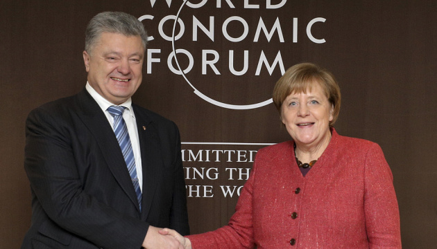Poroschenko erörtert mit Merkel in Davos Verschärfung am Asowschen Meer