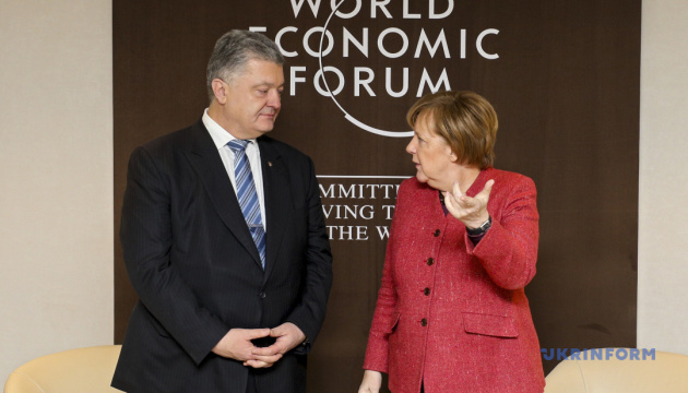 Порошенко у Давосі обговорив із Меркель загострення на Азові