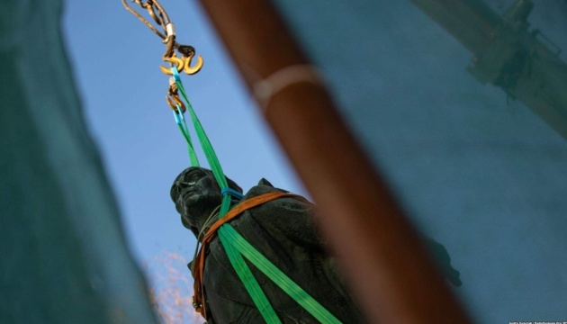 У Києві демонтували пам'ятник Суворову