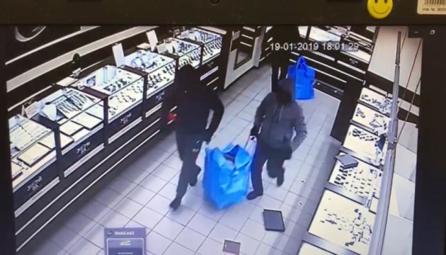 Затримали шістьох підозрюваних у пограбуванні ювелірного магазину в Кривому Розі