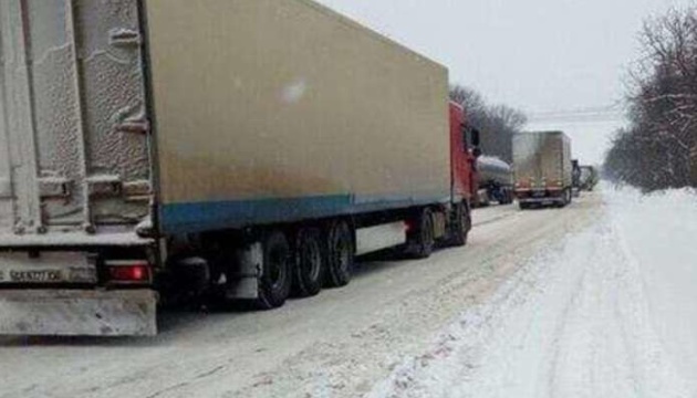 Сніг заблокував 40 вантажівок на Буковині