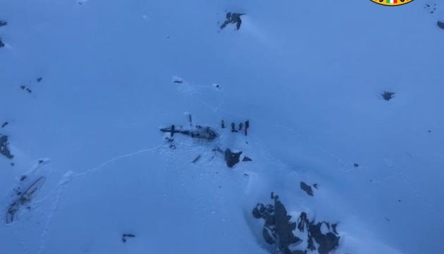 В Альпах зіштовхнулися вертоліт і літак із туристами, є загиблі