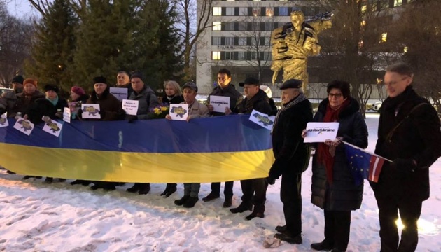 Українці Латвії висловили підтримку українським полоненим морякам і політв'язням