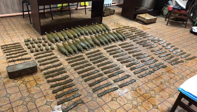 На даху будинку у Торецьку знайшли 30 РПГ та 20 гранат