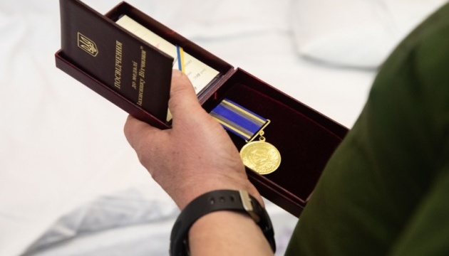 President Poroshenko awards wounded soldiers of 72nd brigade. Photos