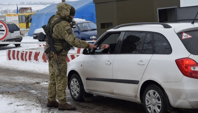 У пунктах пропуску на лінії розмежування застрягли 270 авто