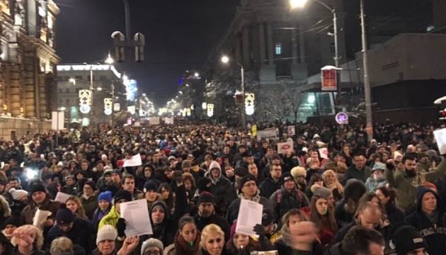 Десятки тисяч сербів вимагають відставки президента та уряду Десятки тисяч сербів вимагають відставки президента та уряду