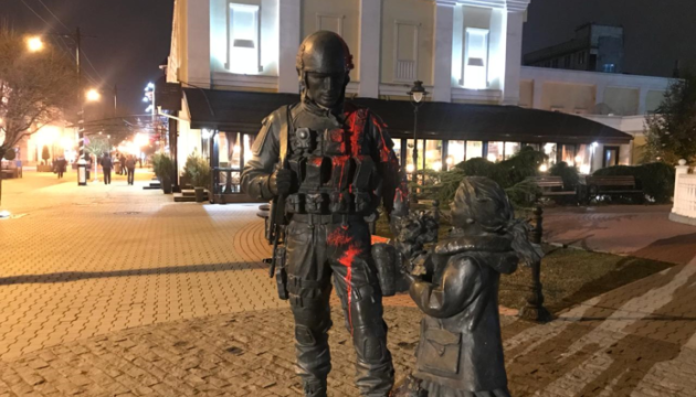 В окупованому Криму облили червоною фарбою пам'ятник 