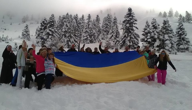 Українці в Греції підняли прапор України на висоту понад 2,3 км